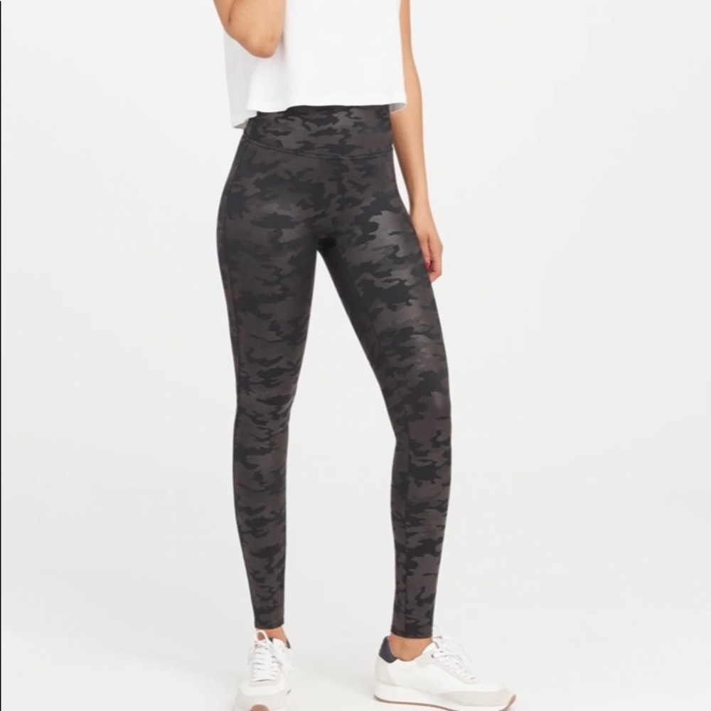 Spanx Matte Black Camouflage Leggings size Medium